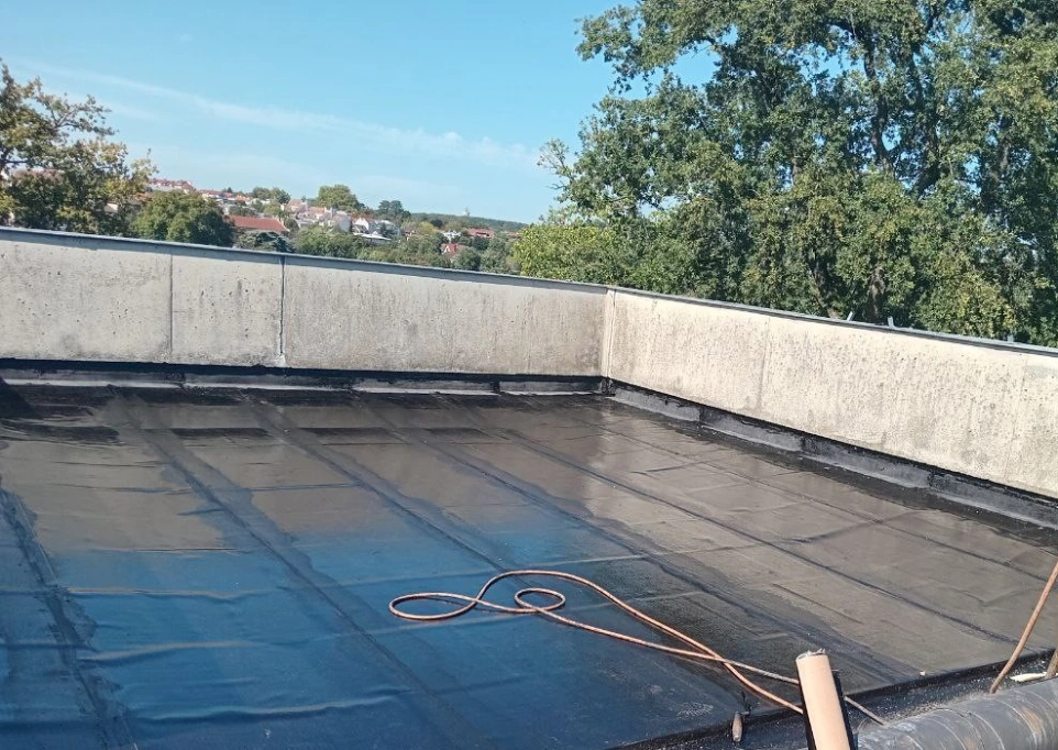 Installation d'un revêtement d'étanchéité haute résistance pour toiture plate en Île-de-France